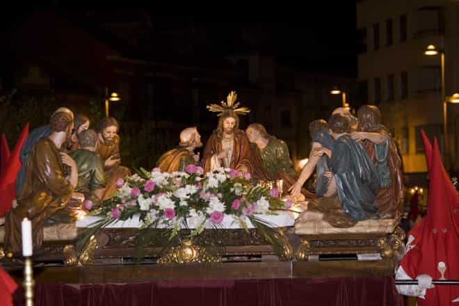 El trono sobre ruedas de la Santa Cena recorre Astorga el Miércoles Santo