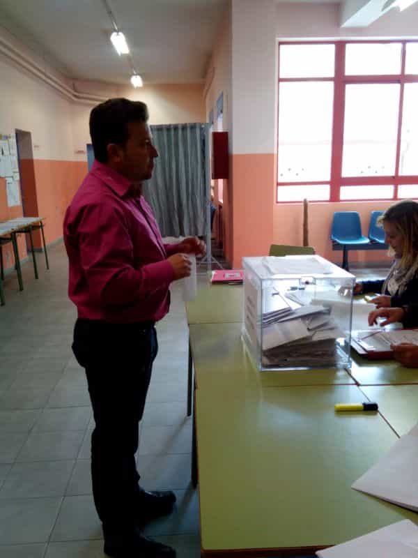 Pablo Peyuca dando su voto