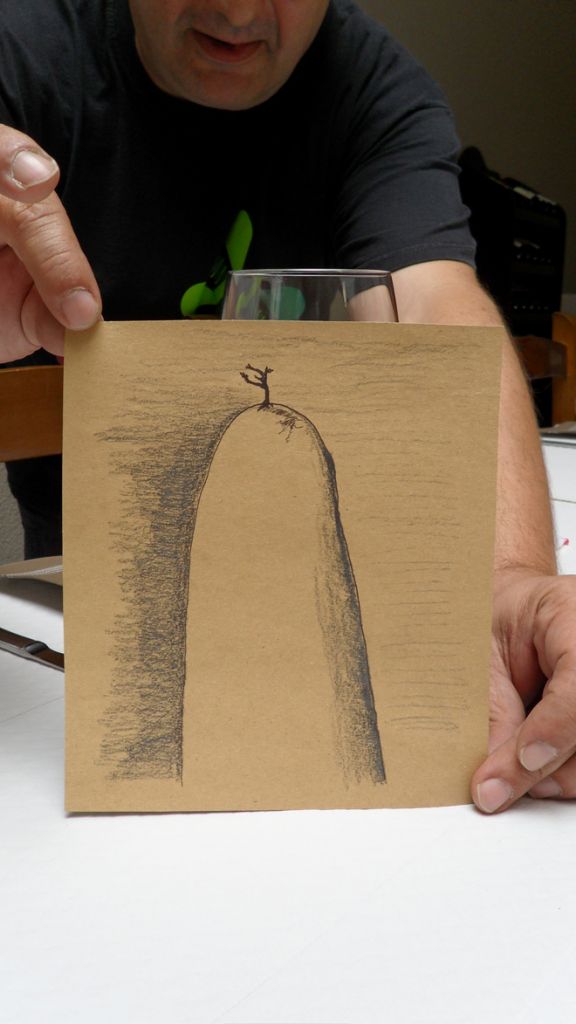 JaJus muestra detalladamente el segundo dibujo que utilizará para comenzar (Diego Álvarez)