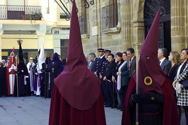 Autoridades escuchan al pregonero (Fotografías: Gabinete prensa PAL)