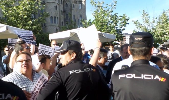 Un grupo de vecinos de la cooperativa de viviendas del R8 protesta ante Silván (S. G.)