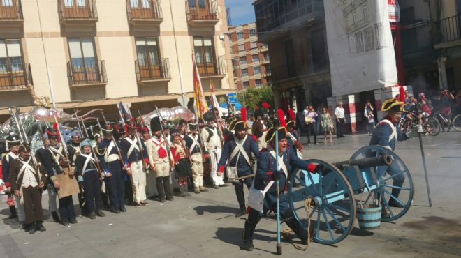 Los recreadores han protagoniszado un espectáculo pirotécnico fiel a la realidad