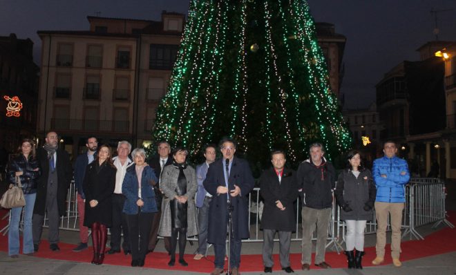 El Ayuntamiento de Astorga, Asemac y la Cámara de Comercios se adelantan para desear feliz Navidad (S. G.9