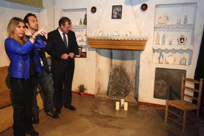 El alcalde de León, Antonio Silván; el presentador y director del programa ‘Cuarto Milenio’, Iker Jiménez y la codirectora y presentadora del espacio, Carmen Porter, durante la presentación de ‘Cuarto Milenio. La exposición’