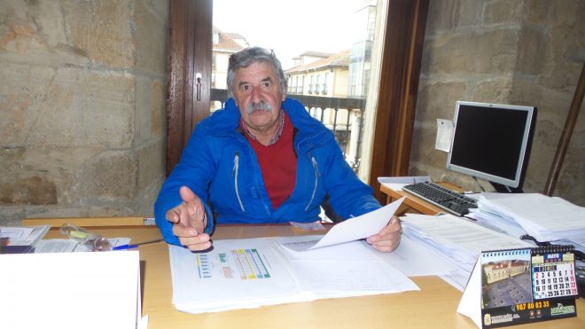 El concejal de Recursos Humanos en Astorga, Manuel Ortiz, analiza los datos del Ayuntamiento sobre el Padrón (S. G.)