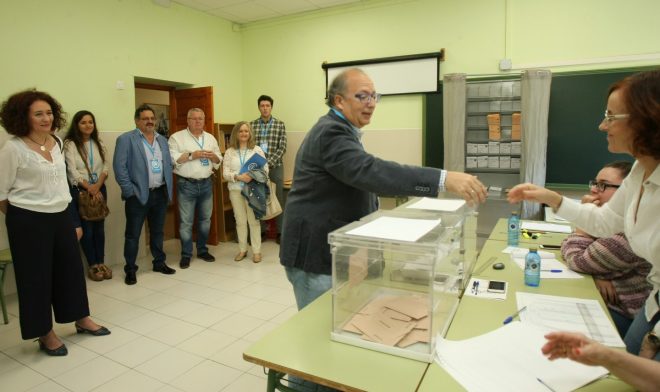 La alcaldesa de Ponferrada y el candidato al Senado Alfonso Rodríguez-Hevia votaron junto a Fernández (César Sánchez)