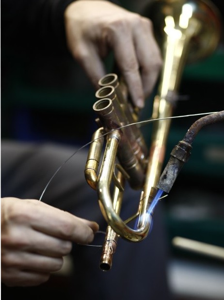 Fabricación manual de una trompeta. / STOMVI