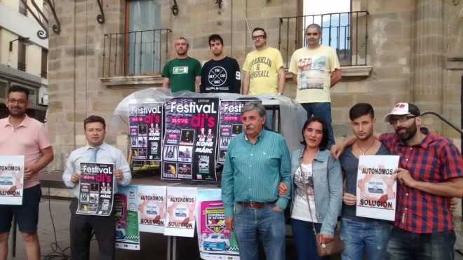 Los DJs y los trabajadores de Embutidos Rodríguez posan junto a Pablo Peyuca y Manuel Ortiz.