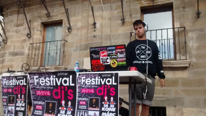 Adrián Oller, conocido como DJ Kselen, abrió la tarde astorgana llenando la Plaza España de música electrónica.
