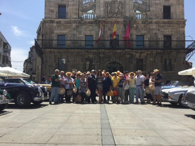 Los participantes del IV Rally Turístico 'Terras do Incio' posan en la Plaza España rodeados por sus preciositades. / DA