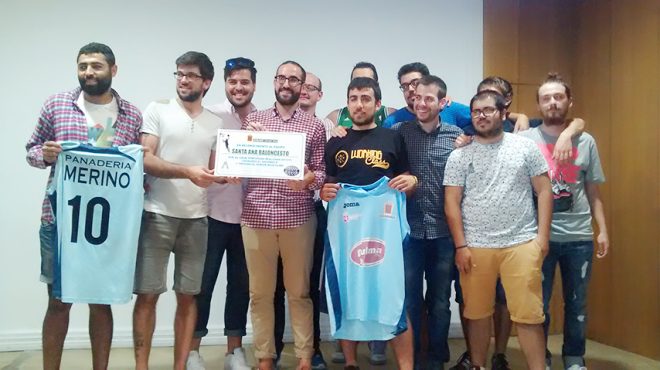 El equipo de baloncesto masculino del Club Santa Ana posa con las camisetas y el reconocimiento. / CCU