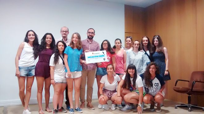 Las integrantes del equipo de fútbol femenino Santa Ana recogen el mérito. / CCU