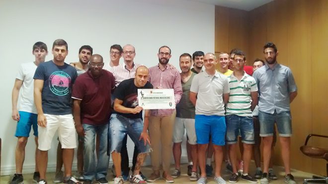 Los futbolistas, junto a Javier Guzmán, recogieron un reconocimiento a la gran temporada que desempeñaron. / CCU