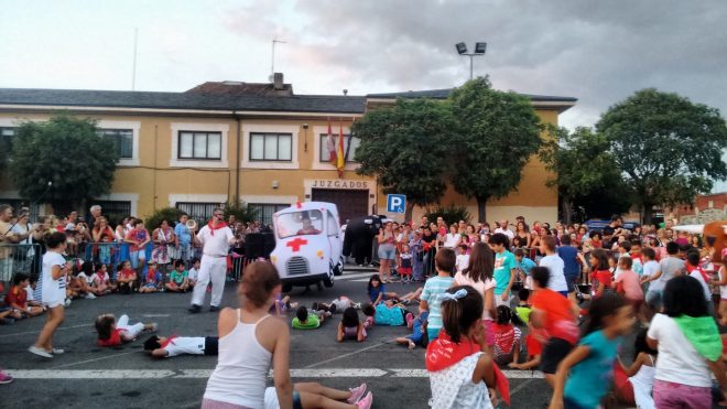 En el suelo decenas de heridos por las embestidas del bravo animal. / CCU