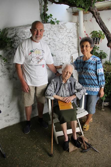 María de las Nieves Morán Morán junto a sus dos hijos. / DA.