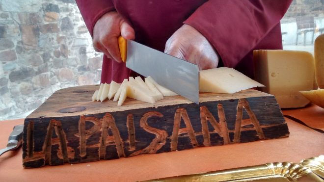Demostración de un correcto corte de queso. / CCU