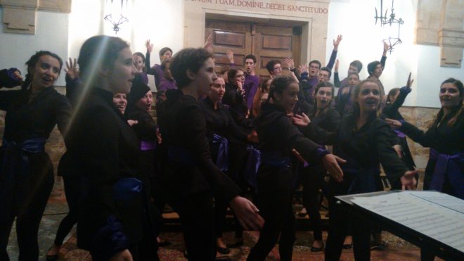 El coro juvenil Ángel Barja acompañó varias piezas contemporáneas con movimientos y bailes acordes a las obras. / CCU