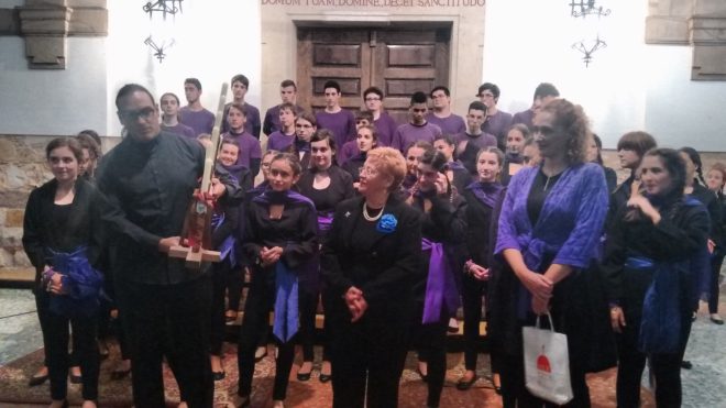 Entrega de un ramo leonés a la Coral Juvenil Ángel Barja. / CCU