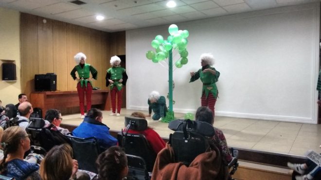 La compañía 'A ras de suelo' hizo las delicias de pequeños y mayores con los duendes de los cuentos.