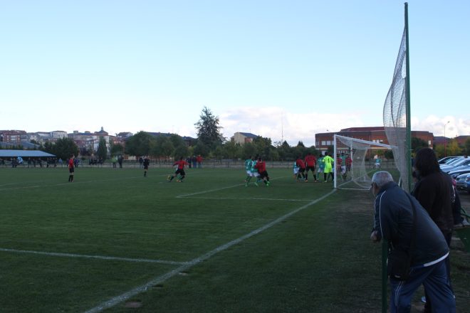 Una de las ocasiones del Atlético Astorga Juvenil durante la segunda mitad