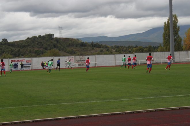 Una de las jugadas de peligro creadas por el Atlético Astorga