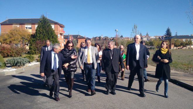 El diputado delegado de Derechos Sociales, José Miguel Nieto, la diputada de Centros Asistenciales, Manuela García, el alcalde de Astorga, Arsenio García, el Obispo, Juan Antonio Menéndez, el director de Cosamai, Felipe Núñez y la concejala de Servicios Sociales de Astorga, Laura Galindo. / CCU