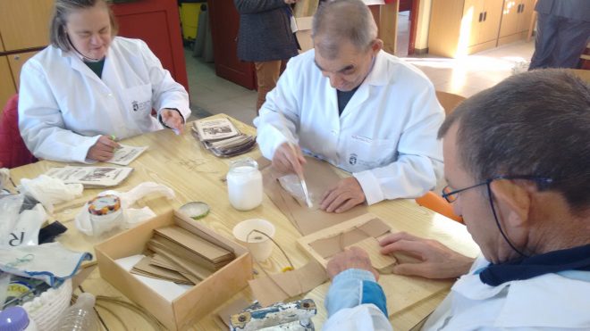 En el taller de estampación se realizan etiquetas que luego se ponen en los productos. / CCU