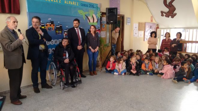 El hijo de Ángel González Álvarez durante la ceremonia en el colegio. / CCU