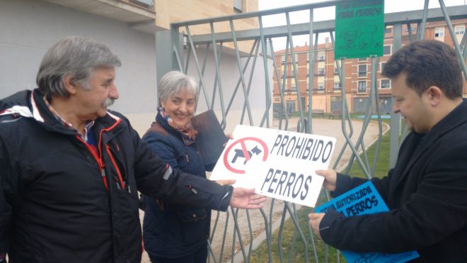 Los concejales retiran la señal de 'Prohibido perros' en el parque de la Avenida Ponferrada. / CCU