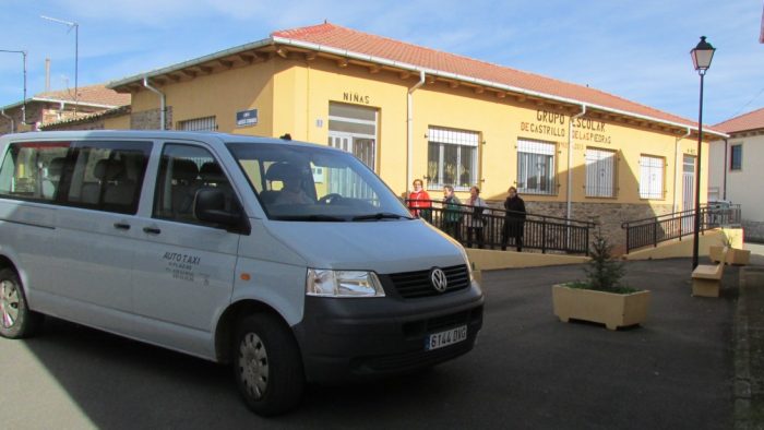 Valderrey refuerza los cursos de educación de adultos con informática y transporte gratuito