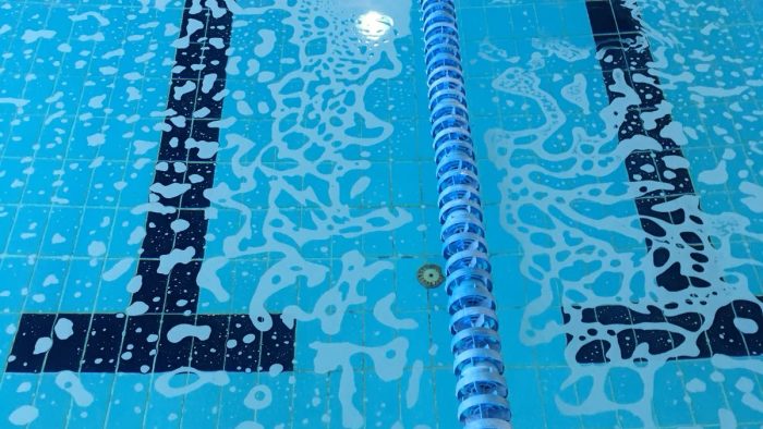 La Policía investigará el vertido de una sustancia en la piscina municipal