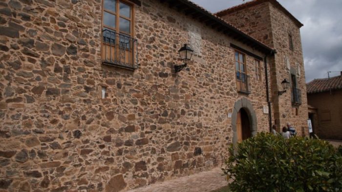 El Torreón de Pernía acoge una exposición del ILC que acerca el arte al mundo rural