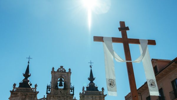 Cruz de la Junta Profomento de la Semana Santa de Astorga en la Plaza Mayor