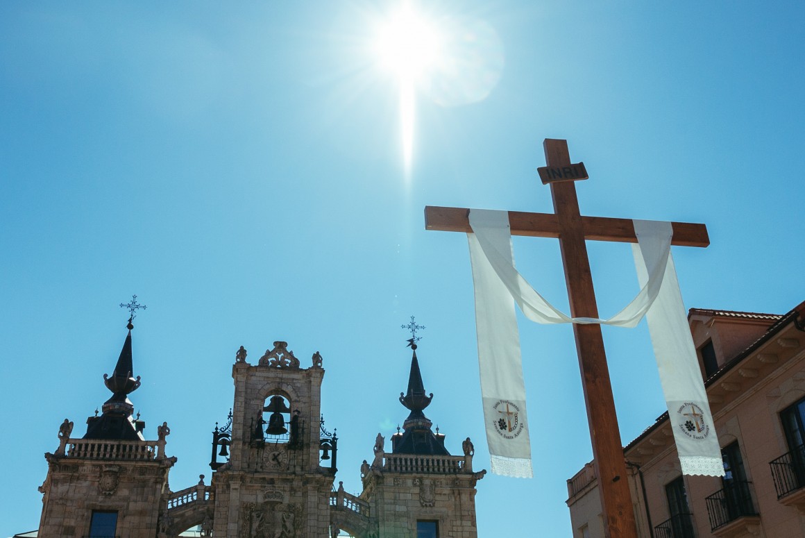 Cruz de la Junta Profomento de la Semana Santa de Astorga en la Plaza Mayor