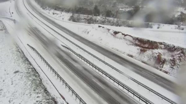 La A-6 con nieve a su paso por el Manzanal este martes
