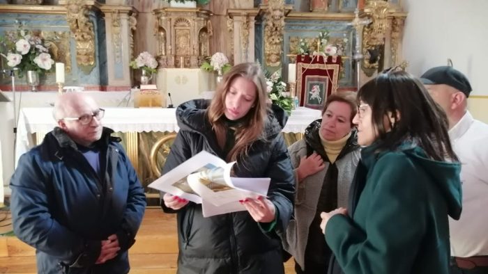 Muñoz conoce el proyecto para restaurar el artesonado mudéjar del siglo XVI de la iglesia de Valcabado del Páramo