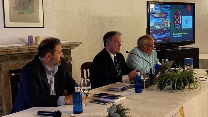 Cerca de un centenar de personas acompañan al historiador Arsenio García en la presentación de su libro en Astorga
