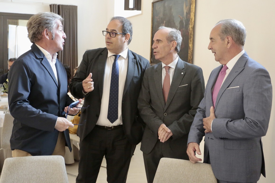 El Comisionado del Gobierno para el Corredor Atlántico, José Antonio Sebastián, con el Consejo Asesor y la Junta Directiva de la Federación Leonesa de Empresarios