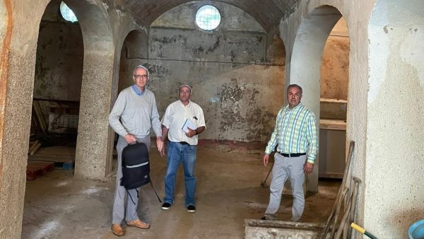 José Luis Nieto, Amando Alonso y el arquitecto municipal, en el almacén de la brigada de obras