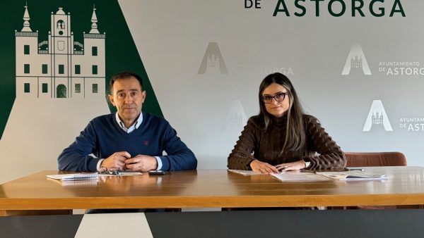 Julián García y Laura Torralba, en la presentación de los presupuestos de Astorga para 2024