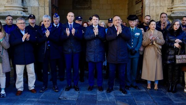 El presidente de la Junta de Castilla y León, Alfonso Fernández Mañueco, participa en el minuto de silencio en León en repulsa por el asesinato de dos guardias civiles en Barbate