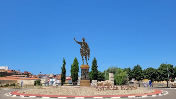 Una de las obras de Amancio González para el Camino de Santiago a su paso por Astorga