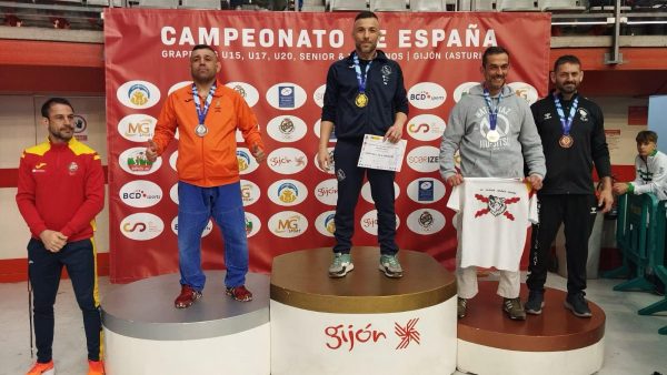 Jonatan González, en lo más alto del pódium en Gijón