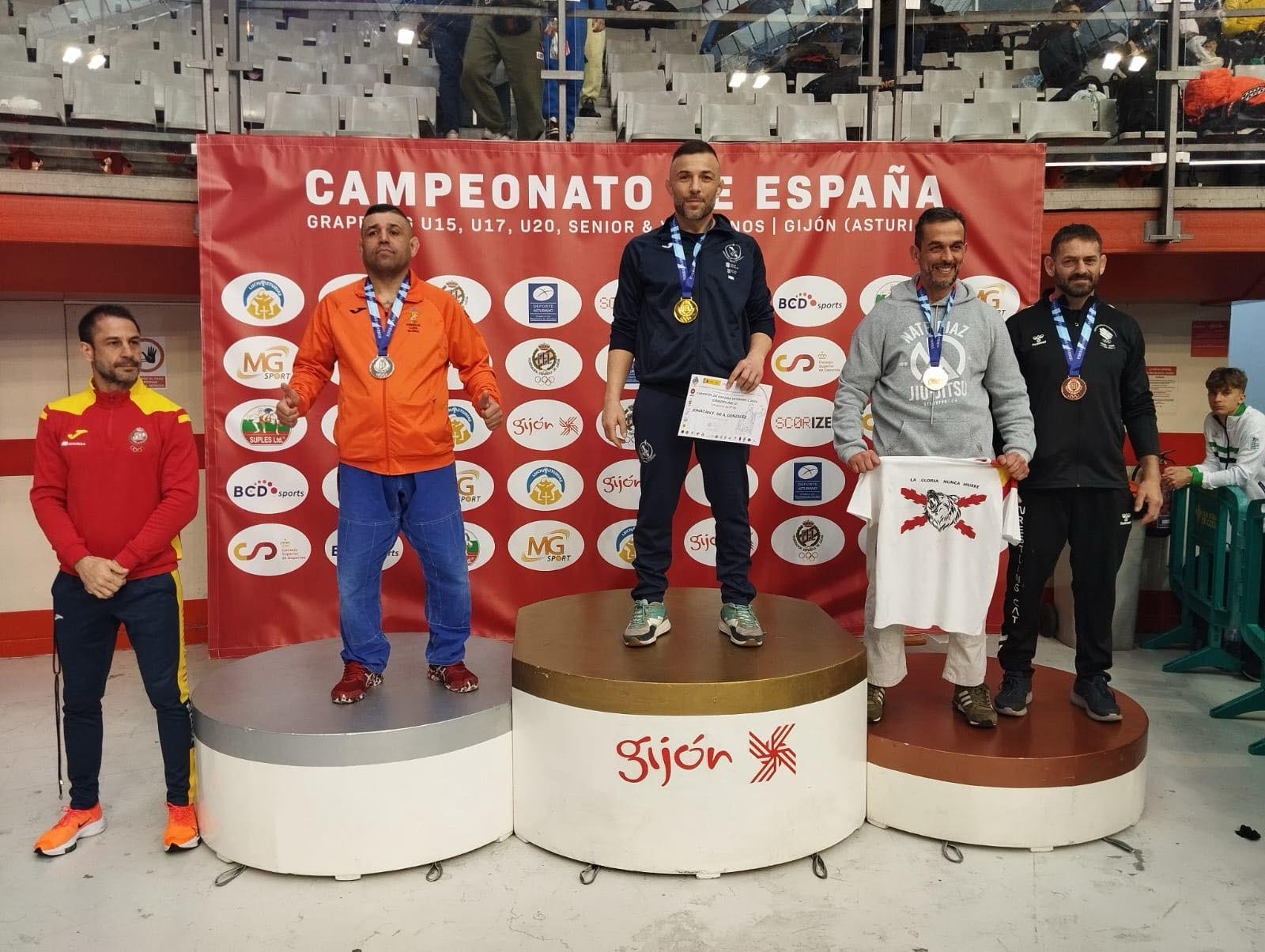 Jonatan González, en lo más alto del pódium en Gijón