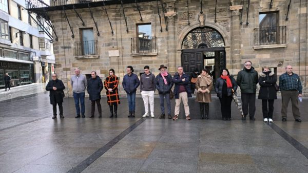 Minuto de silencio ante el Ayuntamiento de Astorga por las víctimas del incendio de Valencia