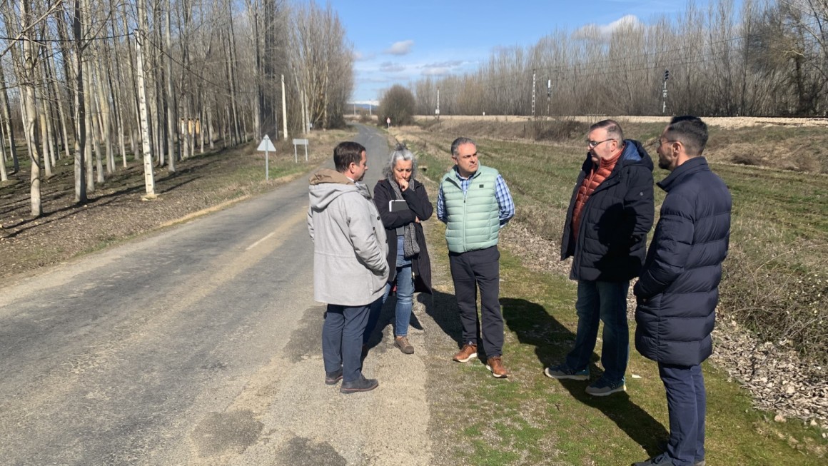 Visita del diputado de Infraestructuras, Roberto Aller, a la carretera que une Astorga y Nistal de la Vega