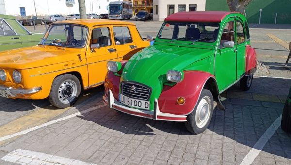 Concentración de coches clásicos en Hospital de Órbigo.