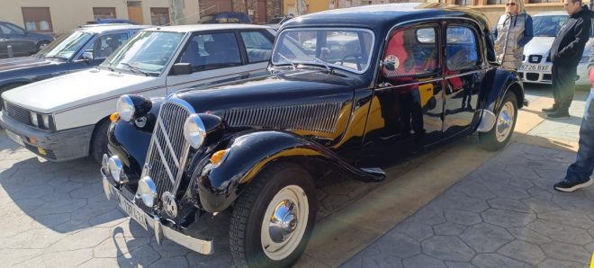 Concentración de coches clásicos en Hospital de Órbigo.
