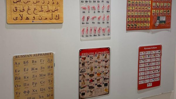 La Biblioteca Municipal de Astorga acoge la exposición 'Cuando los hombres eran dioses: alfabetos y lectura'. / DA