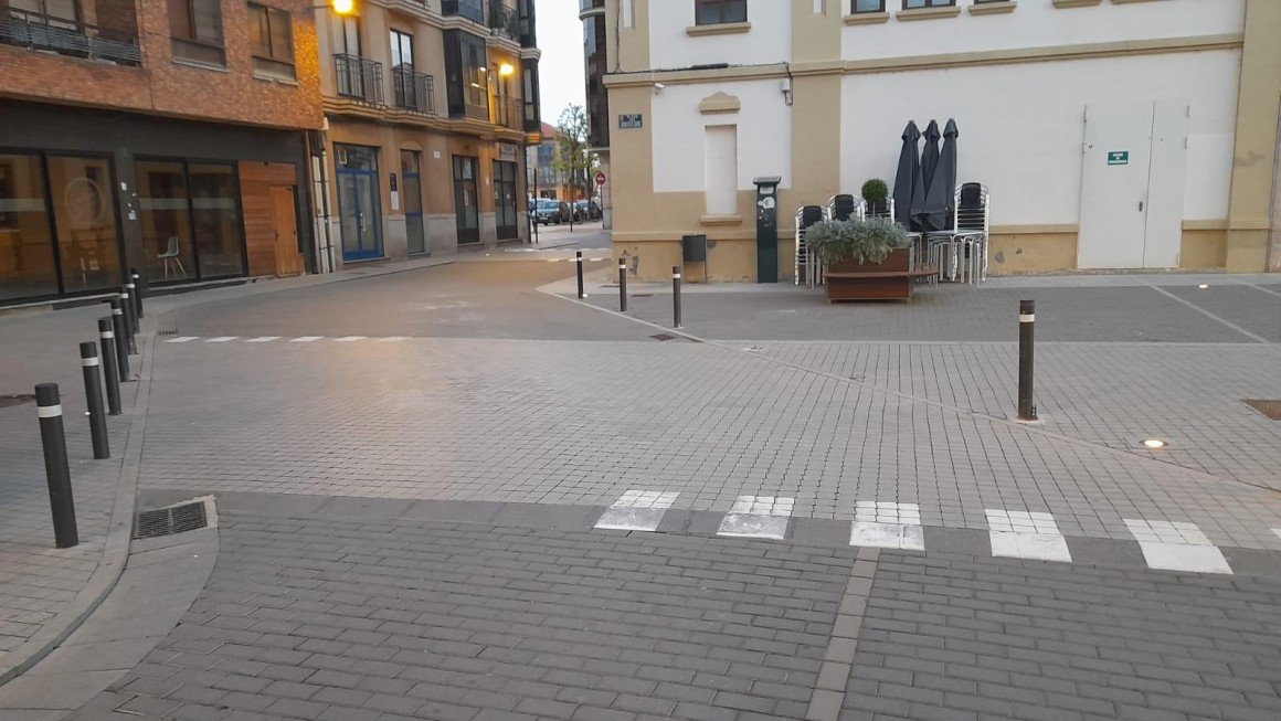 Levantamiento y posterior colocación del adoquinado en la calle Cortes Leonesas